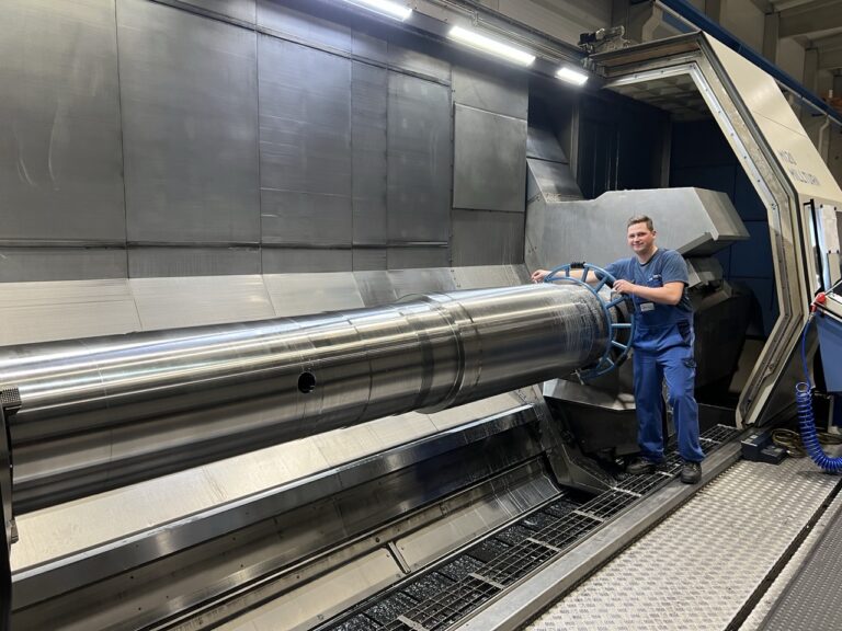 Großwelle während der CNC-Komplettbearbeitung