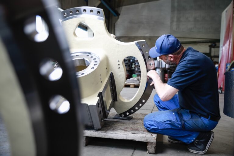 Kundenspezifische Sonderkomponente aus Metall in der Fertigung